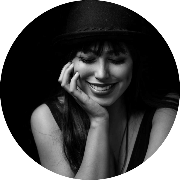 Gambar placeholder dengan avatar pengguna yang menulis testimoni.